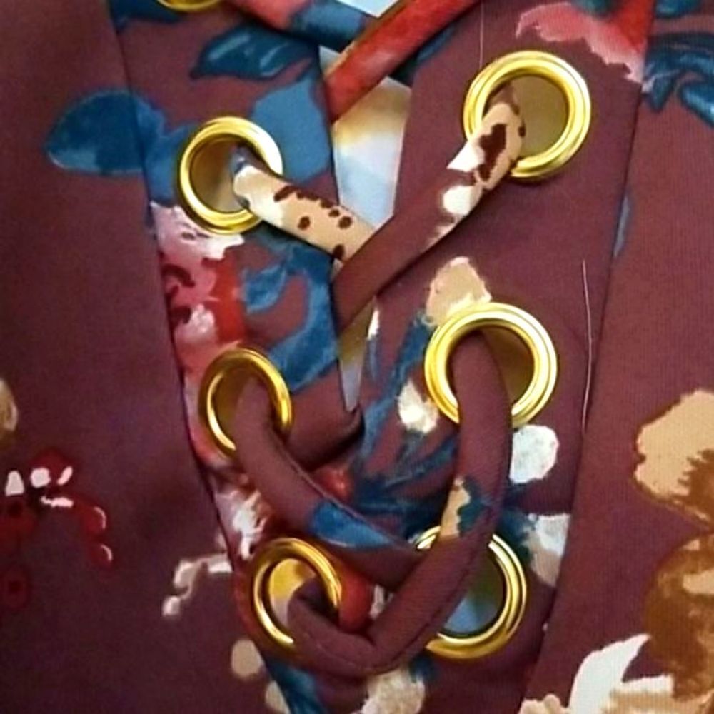 🤩🤩🤩HOST PICK 2025!🤑 🥂🥂🥂🏆🏆🏆WINE COLORED SMOCK LACE UP FLORAL PRINT TOP! - Picture 4 of 8